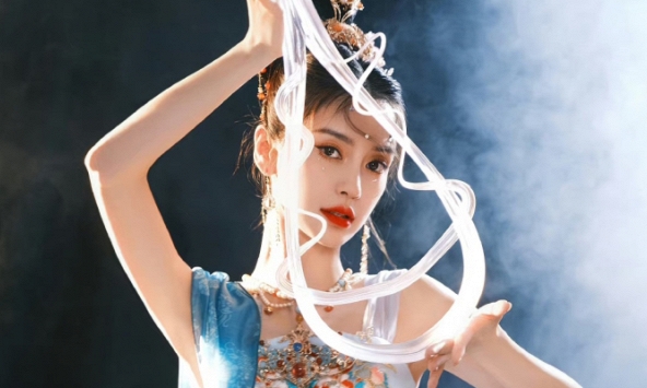 Phát hiện nhân vật cấp cao mở đường cho Angelababy comeback hậu ồn ào liên quan đến Lisa, lộ thế lực hậu thuẫn 'khủng'?