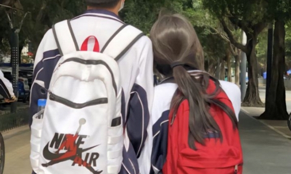 Chuyện cảm động nhất ngày mưa: Nữ sinh NEU... xiêu lòng vì hành động của chàng trai HUST, thế giới họ yêu nhau thế này sao?