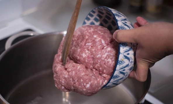 Những món thuộc 'danh sách đen' dù giảm giá cũng đừng mua ăn Tết vì có thể khiến cả gia đình rước bệnh