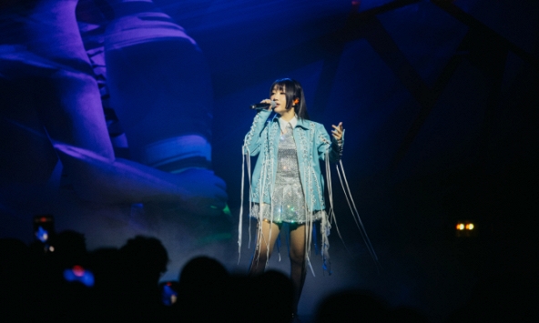 Orange: 'Tôi đứng nhìn xuống dòng sông, suy nghĩ về việc nếu mình nhảy xuống thì sẽ kết thúc thôi...'