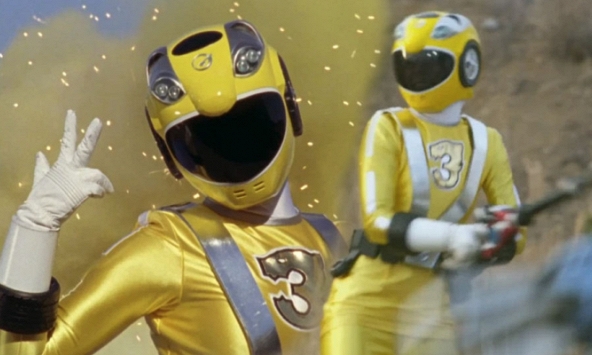 Tháo mũ bảo hiểm, nữ diễn viên vào vai siêu nhân vàng khiến fan nam ôm mặt, muốn sửa chữa lỗi lầm tuổi thơ 