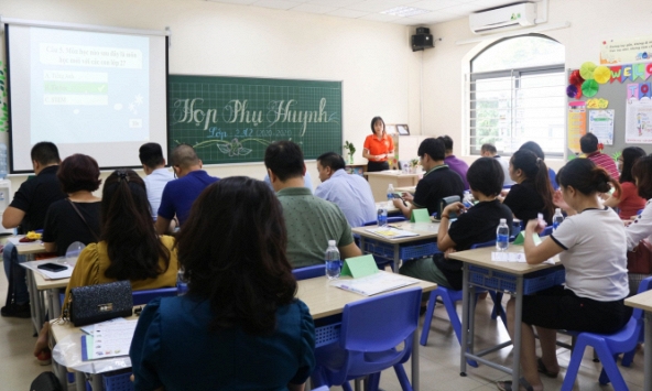 Tin nhắn lúc tối muộn của cô giáo khiến phụ huynh cười chảy nước mắt, học sinh thì run cầm cập: Tết sắp đến rồi, hoan hỉ người lớn ơi!