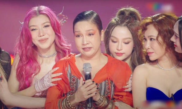 Mỹ Linh khóc mà vẫn thể hiện đẳng cấp chị đại hạng A, cách các chị đẹp khác phản ứng gây chú ý