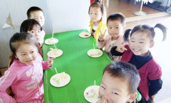 Bà mẹ chất vấn nhà trường khi phát hiện duy nhất con trai không được ăn bánh, lời giải thích khiến chị phải xin lỗi