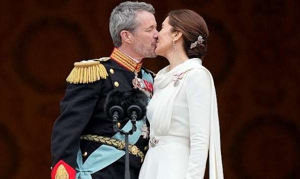 Khoảnh khắc xúc động trào dâng đi vào lịch sử: Nhà Vua và Vương hậu Đan Mạch có cử chỉ ngọt ngào trên ban công cung điện trước triệu người