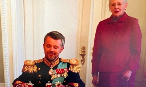 Nữ vương Đan Mạch 'rơi nước mắt' chính thức thoái vị nhường ngôi cho con trai, khoảnh khắc xúc động những giờ cuối tại vị khiến dân chúng nhói lòng