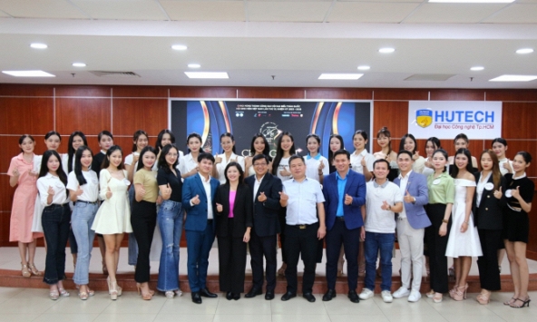 Các thí sinh tự tin thể hiện năng lực hùng biện bằng tiếng Anh với chủ đề “Vẻ đẹp của sự thông minh”.