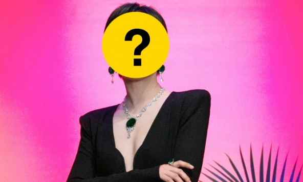 Nữ hoàng rating bị cô lập như 'gà giữa bầy hạc' chỉ vì không còn đẹp nữa