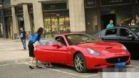 Mẹ trẻ lái xe gần 28 tỷ đi đón con, bị 'điểm mặt' trong nhóm chat phụ huynh liền đáp trả: 'Đấy là xe rẻ nhất trong gara'