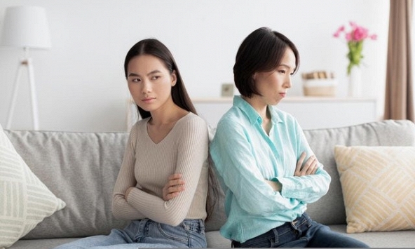 Nhìn 4 cốc trà sữa tôi mang về, em chồng đỏ bừng mặt nhưng vẫn chê tôi bao đồng