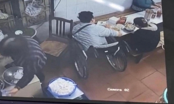 Vụ TikToker đi xe lăn và cô bán phở gà phố cổ: 'Trắng đen đã rõ, chúng ta hãy bỏ qua cho L., cậu ấy là người yếu thế!'