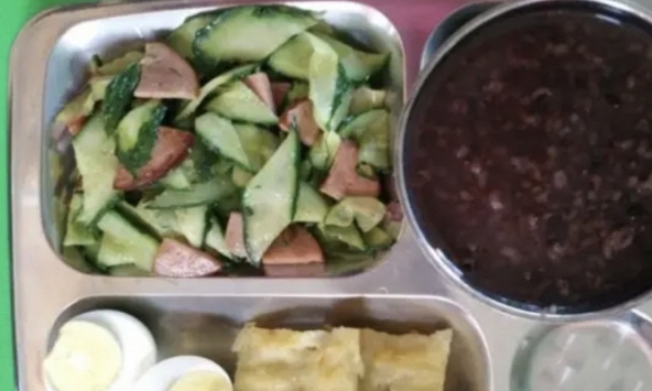 Người mẹ đòi soi bữa trưa khi thấy con trai khoe ăn rất ngon miệng, hình ảnh từ giáo viên khiến chị rơi nước mắt