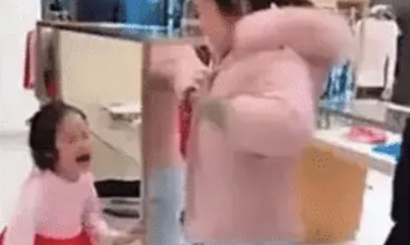 Con gái đá mẹ 3 phát vì không được đi ăn, người cha làm hành động khiến netizen lắc đầu: Sai càng thêm sai