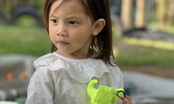 Nhóc Lisa mới hơn 3 tuổi mà đã làm được điều này, xem xong clip Hồ Ngọc Hà chia sẻ, phải khen: Bà mẹ nổi tiếng dạy con khéo quá!