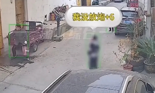 3 đứa trẻ ném pháo vào kho hàng, bị phát hiện còn gân cổ cãi, netizen: Đừng nghĩ trẻ con có biết gì đâu!