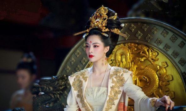 Võ Tắc Thiên bản mới bị chê bai dữ dội vì trang phục rẻ tiền, netizen đòi cấm sóng cả phim