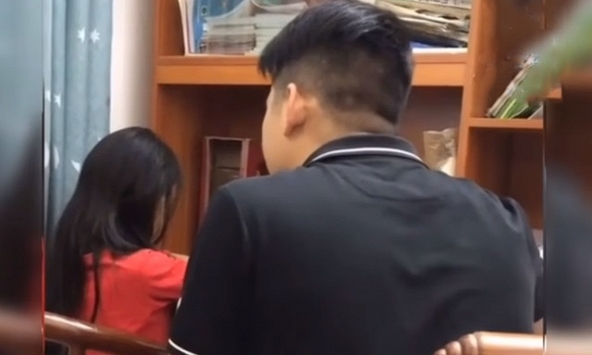 Bố mỗi ngày đều luyện cho con gái bộ môn này, sau 1 thời gian con thông minh hơn hẳn bạn bè: Đến giáo viên cũng phải tán thưởng!