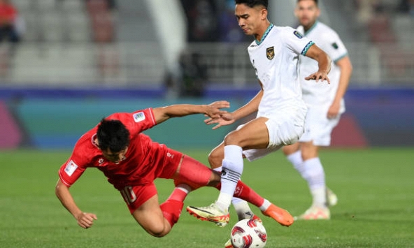 Cầu thủ Indonesia đốn đội tuyển Việt Nam như đốn củi: Quang Hải, Tuấn Hải liên tiếp nằm sân