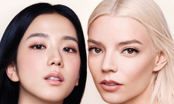 Khung hình đắt giá nhất hôm nay: Jisoo (Black Pink) đọ sắc cùng 'nữ hoàng phim kinh dị Anna Taylor Joy 