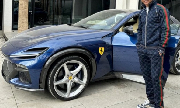 Ronaldo vung tiền tậu siêu xe trị giá 12 tỷ, mặc luôn đồ hiệu để 'flex' cùng