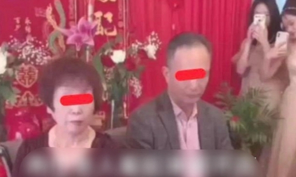 Cô dâu chú rể làm lễ trong đám cưới thì mẹ chồng đột ngột đứng dậy, biết lý do ai cũng phẫn nộ