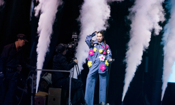 Siêu mẫu Thanh Hằng bị sốt vẫn đầy 'thần thái' trên sàn catwalk