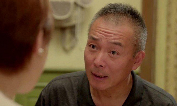 Thấy ông cụ đang quét dọn trên đường, bạn trai chạy tới gọi bố khiến tôi bàng hoàng