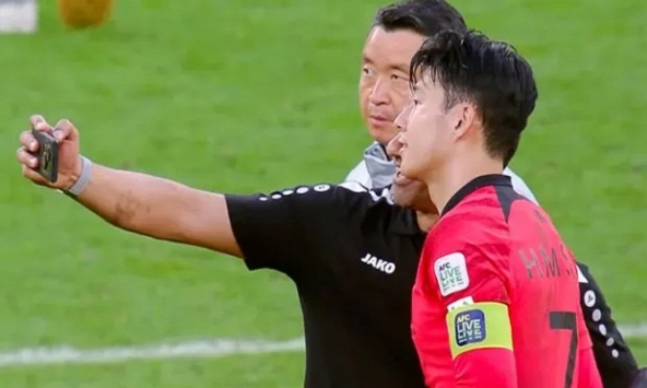 Asian Cup 2023: Đội nhà bị Son Heung-min chọc thủng lưới, HLV vẫn 'bất chấp' xin chụp ảnh cùng