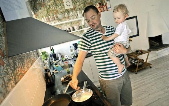 Người phụ nữ Việt kể chuyện lạ ở quốc gia hạnh phúc nhất thế giới: Vợ sinh con, đàn ông có 240 ngày thai sản, không muốn cũng phải nghỉ