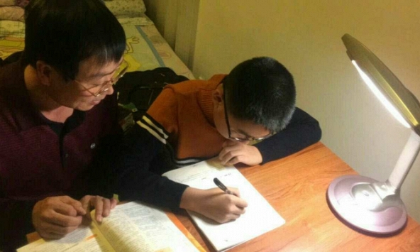 Phụ huynh ở Hà Nội chia sẻ: Tôi hối hận khi cho con học trường chuyên, hội phụ huynh đọc xong tranh cãi dữ dội