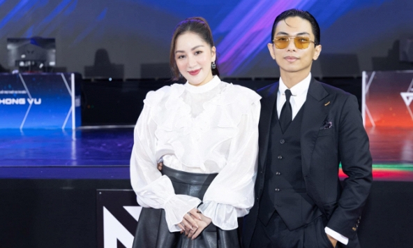 Khánh Thi lộ diện bên Phan Hiển sau thời gian sang Singapore chữa bệnh, sức khoẻ và nhan sắc ra sao?