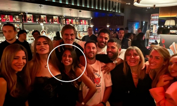 Vợ chồng Messi chụp ảnh cùng mỹ nhân Hollywood, bà xã Antonela được khen hết lời vì chọn vị trí đứng tinh tế