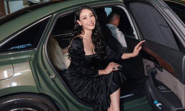 Hoa hậu Hà Kiều Anh diện đầm đen, đeo trang sức triệu đô dự sự kiện, nhan sắc tuổi 48 gây bất ngờ