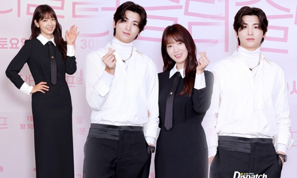 Park Hyung Sik - Park Shin Hye tái ngộ 11 năm sau The Heirs, nhan sắc 'mẹ bỉm sữa' tại họp báo ra mắt phim thành tâm điểm