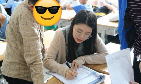 Đang chấm bài kiểm tra, cô giáo bỗng cười chảy nước mắt: Chỉ cần đi dạy tiểu học thì chuyện hài hước gì cũng có thể gặp qua!