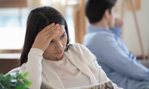 Đi làm về, nhìn khung cảnh từ ngoài sân vào tới nhà mà tôi chao đảo, tức ứa nước mắt