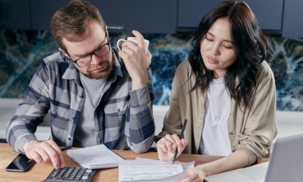 Gia đình nợ gần 13 tỷ VNĐ mà người vợ không hề hay biết, tuyên bố câu xót xa: 'Chúng ta đã sống một cuộc đời không nên sống'