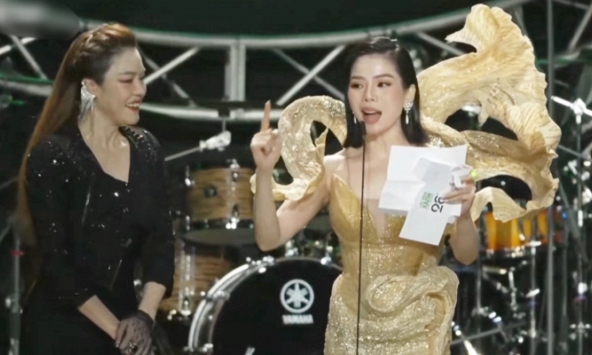 Lệ Quyên cướp lời MC, bị chê vô duyên trên sân khấu LSX, biểu cảm đứng kế bên của Thu Phương gây chú ý