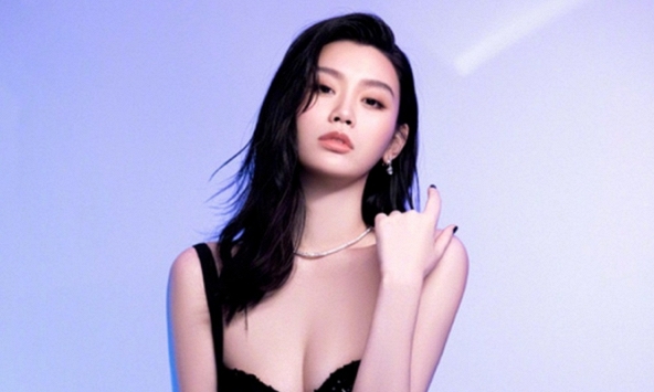 Nàng dâu 'vua sòng bài Macao' Hề Mộng Dao gây xôn xao khi giao bán một chiếc túi hiệu cũ với giá chưa đến 50.000 đồng 