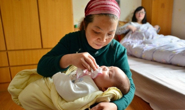 Nhìn cháu nội gầy gò lại nhìn sang con dâu kiêu sa mà tôi thấy lòng chua xót