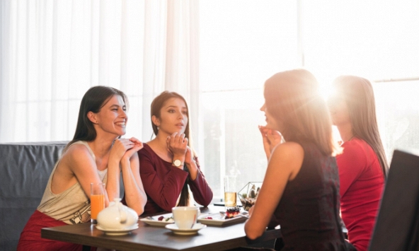 Nhìn đám bạn tranh nhau trả tiền ăn trong nhà hàng mà tôi không thể thốt được 1 lời