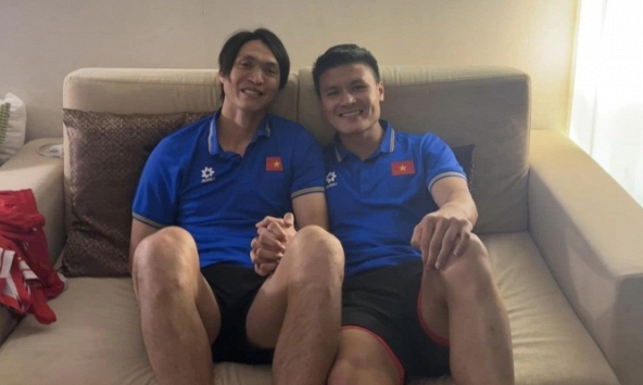 Tuấn Anh lần đầu chụp ảnh selfie: Nắm tay cực tình với Quang Hải, dìm Văn Toàn không thương tiếc
