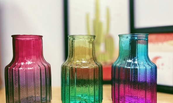 Bắt kịp xu hướng trang trí tiết kiệm Tết này: Lọ hoa bình dân nhưng chất lượng không tầm thường!