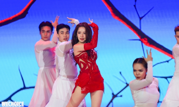 Chi Pu gây choáng khi diễn lơ lửng trên độ cao 3,5m, kết hợp “trò cưng' Đăng Quân làm tăng kịch tính tại Gala WeChoice 