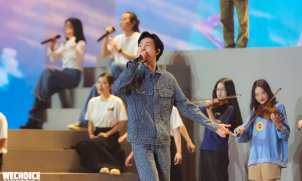 Đen Vâu mở màn gala WeChoice với tiết mục “người bình thường” quá cảm xúc: Đi Theo Bóng Mặt Trời thăng hoa cùng nhạc Trịnh Công Sơn!