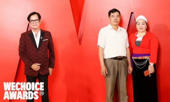 Hình ảnh giản dị của 2 nhà giáo đặc biệt tại thảm đỏ Gala WeChoice Awards 2023