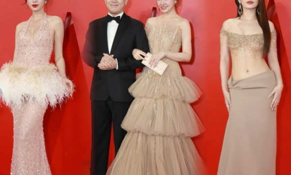 Thảm đỏ Wechoice Awards 2023: Chi Pu diện đầm xuyên thấu đọ dáng 'cực gắt' bên Thùy Tiên, vợ chồng Trấn Thành - Hari Won