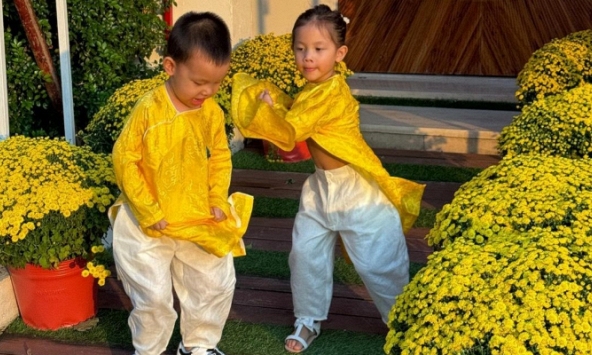 Cặp sinh đôi nhà Hồ Ngọc Hà mặc áo dài chụp ảnh Tết nhưng lạ lắm: Leon đã tấu hài, nhìn sang Lisa còn 'quậy' hơn