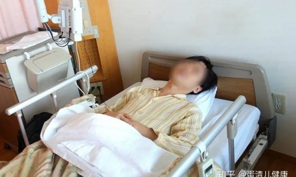 Người đàn ông ho liên tục tưởng bị cảm lạnh hóa ra bị ung thư phổi, một phần tim bị 'ăn' mất, đâu là đối tượng nên đề phòng?