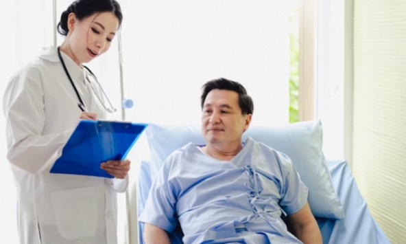 Sau 5 ngày trong bệnh viện, bố tôi bạc trắng mái đầu vì nhận ra sai lầm của bản thân